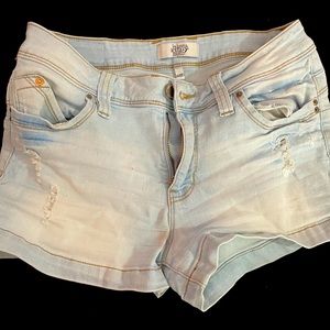 Wanna Betta Butt Light wash ripped shorts